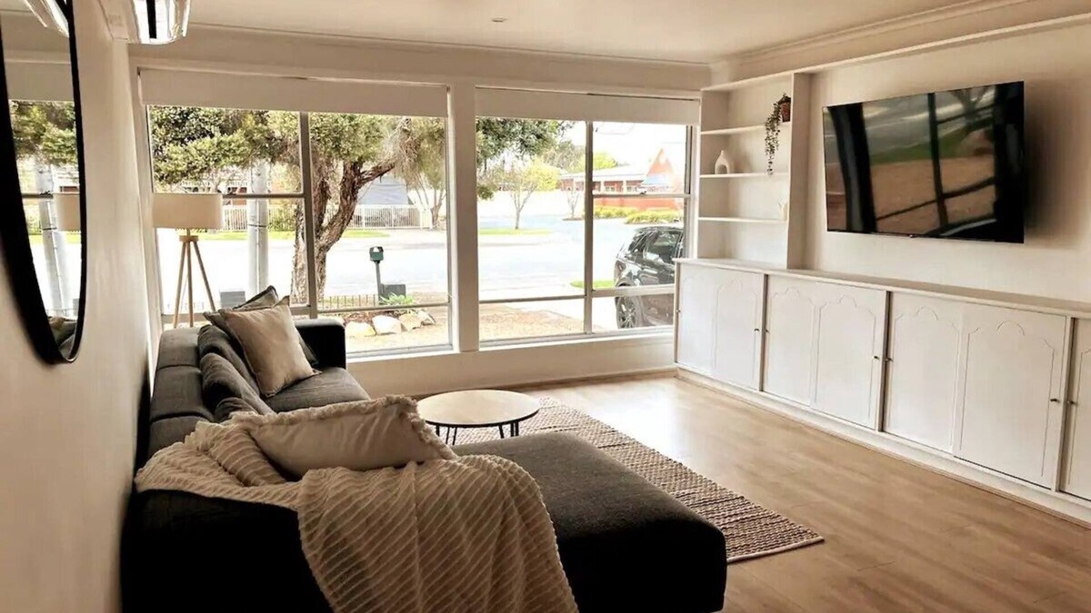 Yarrawonga House | Spacious Unit in Convenient Location