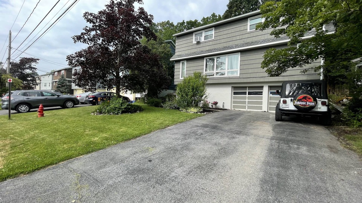 Eastside Apartment | Spacious university area home with a park side view, one mile away from SU.