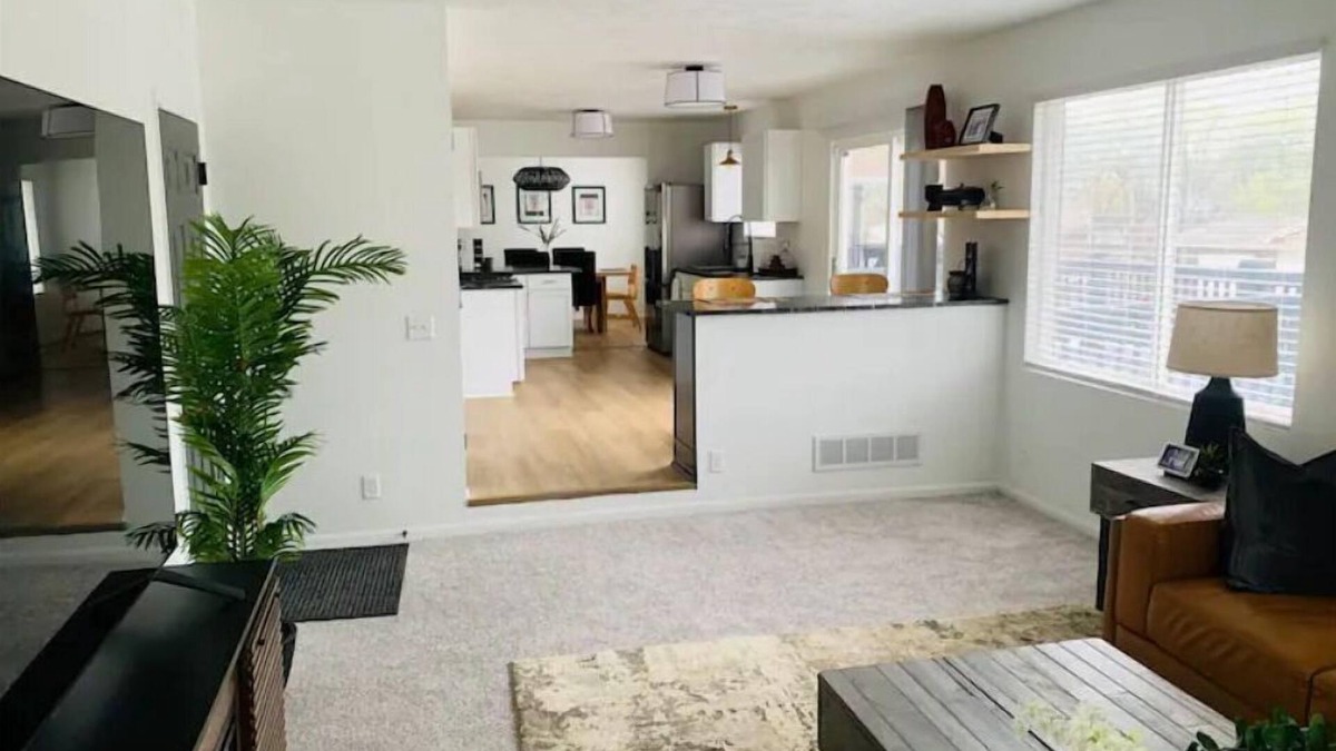 Bellevue House | Spacious updated CWS/Corporate rental 4 BR|2.5 BA