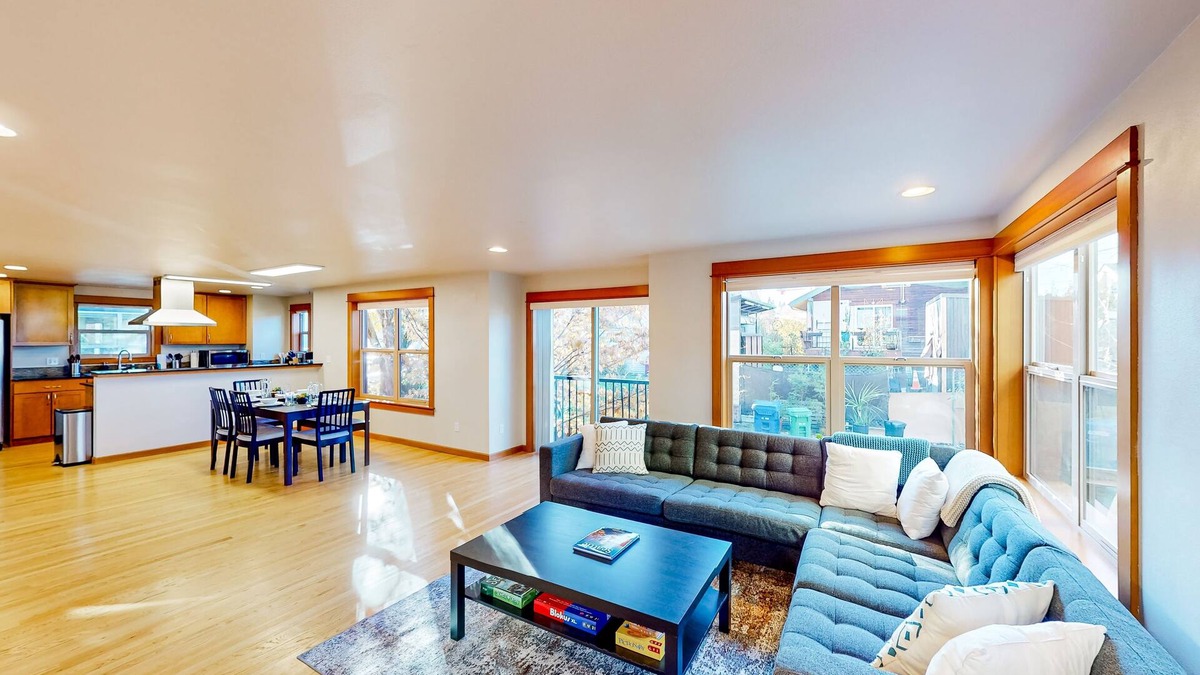 Atlantic House | Spacious Upper Level of Townhome, near Seahawks & Mariners stadiums & downtown