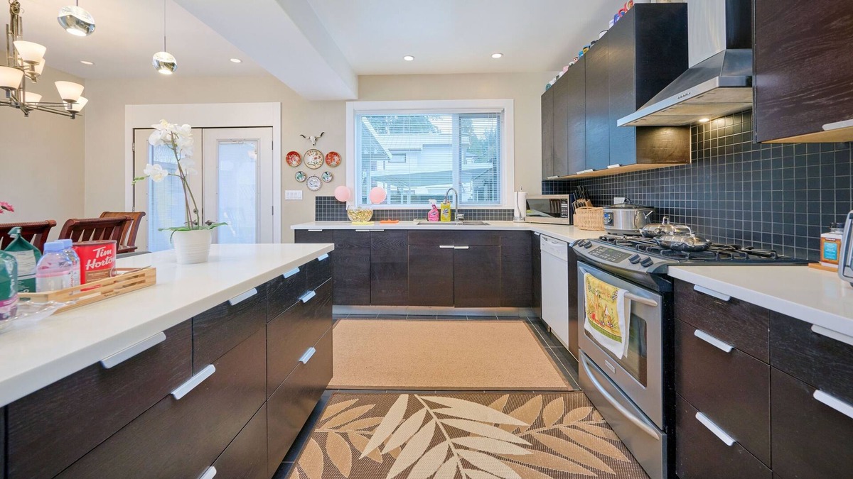 West Point Grey House | Spacious Urban Home - 5 minutes from Beautiful Forest Trails