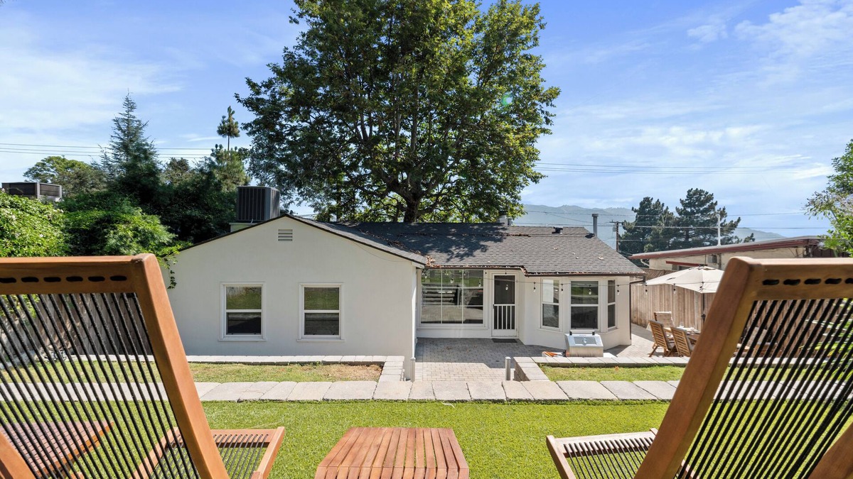 La Crescenta House | Spacious 3BR Family Home with Backyard & Views – La Crescenta Getaway