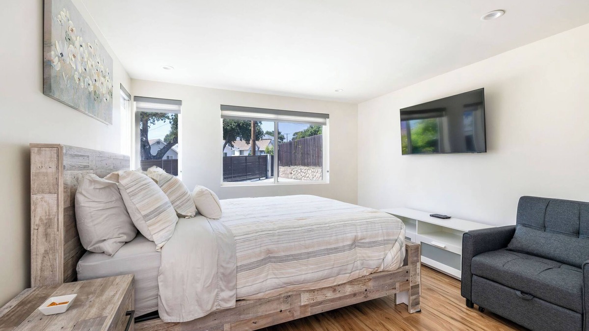 La Crescenta-Montrose House | Spacious Contemporary Suite in La Crescenta-Montrose