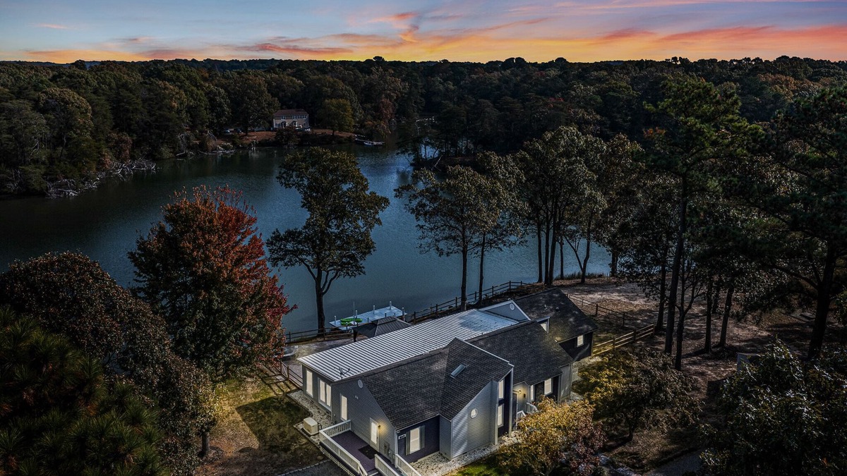 Reedville House | Spacious 1-level waterfront retreat w/rec room, fenced yard. Big dogs welcome!