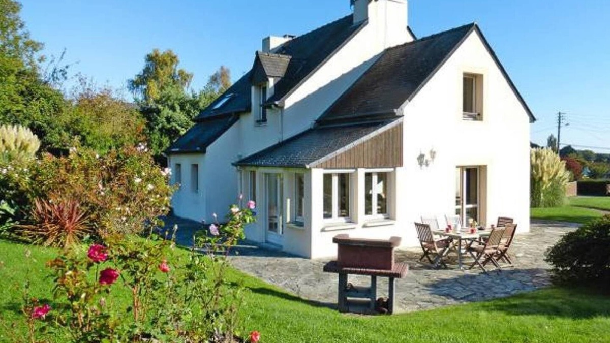 Le Minihic-sur-Rance Villa | Spacious villa sleeps 15 5 minutes from the beach 5 bedrooms 3 bathrooms