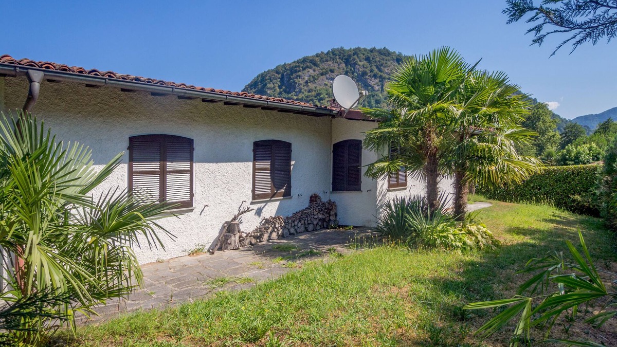 Lavena Ponte Tresa House | Spacious vacation home with garden, approx. 100 m to the lake, with bathing facilities