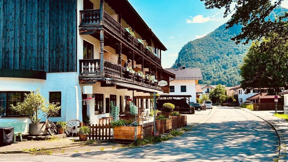 Flintsbach A. Inn Apartment | Spacious vacation apartment with 2 balconies in a leisure paradise