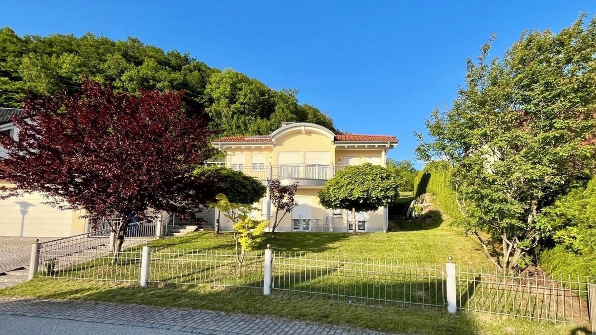 Perlesreut House | Spacious vacation home with views of the Alps, large balcony and terrace.