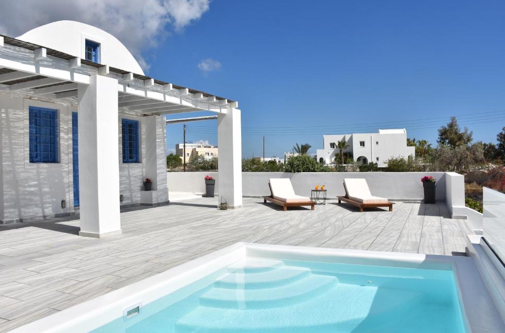 Kamari Villa | Spacious veranda, house for 3, in the village.
