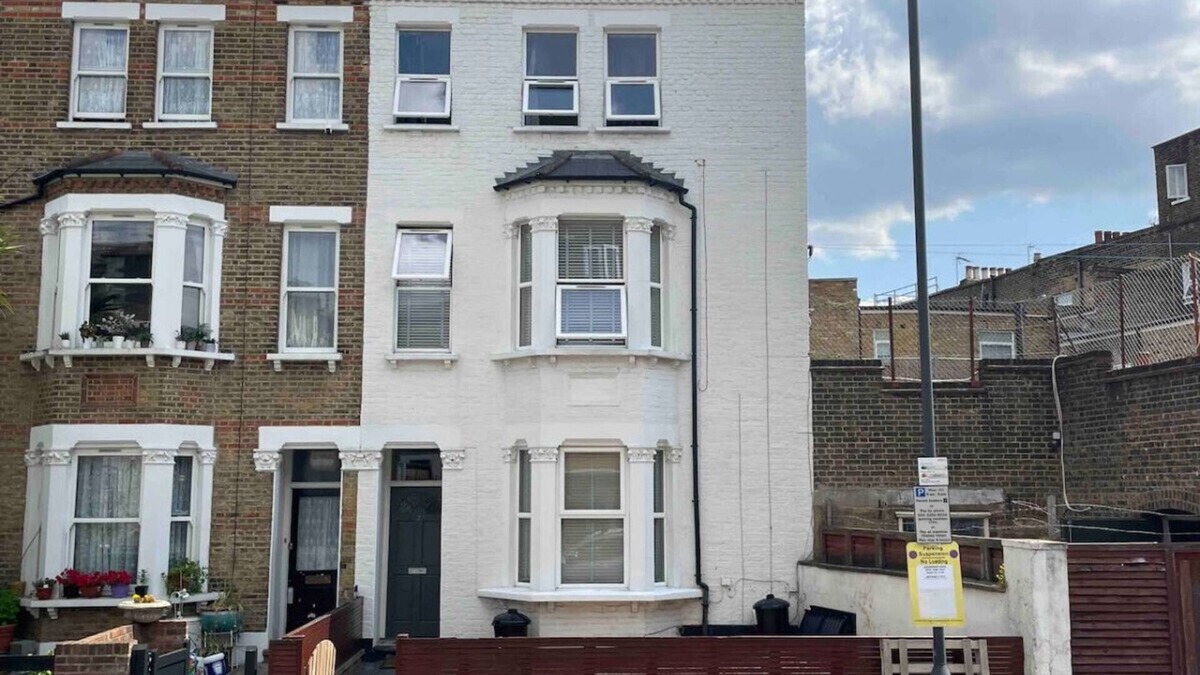Askew House | Spacious & Vibrant Townhouse | 2 Baths | Near Trains & Westfield | Sleeps Groups