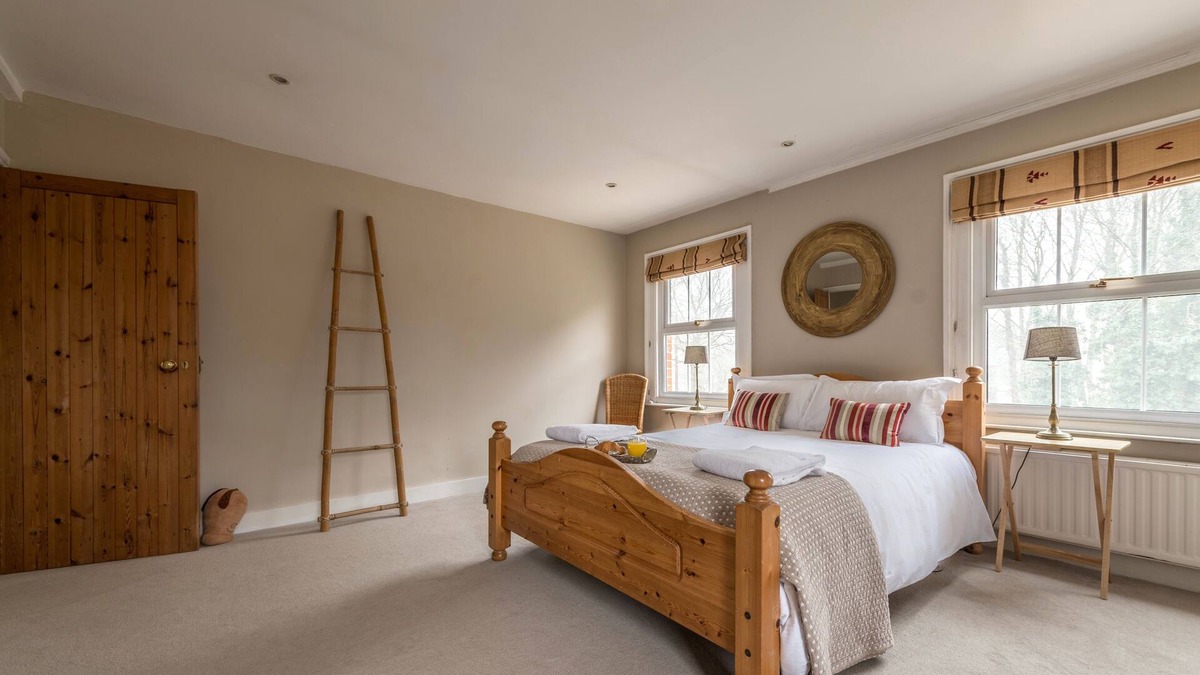 Henley House | Spacious Victorian Farmhouse - stunning rural views, near Henley on Thames