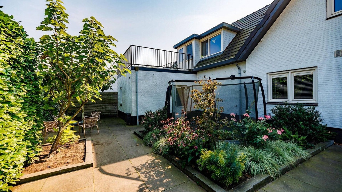 Maurik House | Spacious Villa by Lake