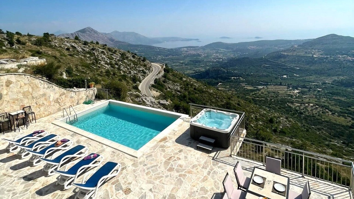 Zavala Villa | Spacious Villa Cruz-panoramic view+pool+Jacuzzi