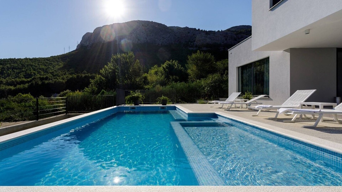 Solin Villa | Spacious Villa Elia with 9m x 4,5m pool with hydromassage, table tennis, fully airconditioned, free WiFi