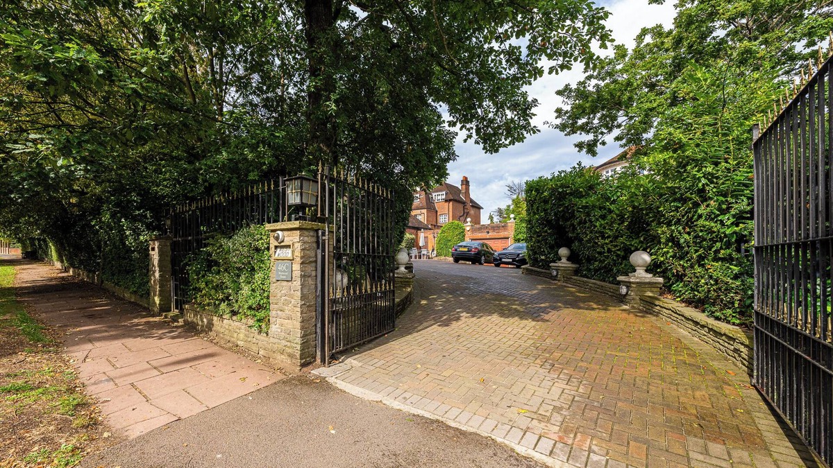 Knightsbridge Villa | Spacious villa in fabulous London with AC, WiFi