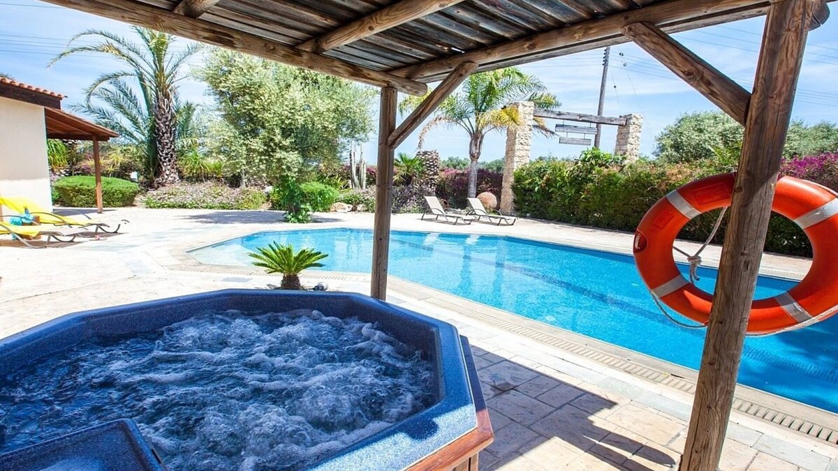 Polis Villa | Spacious Villa, Large Private Pool, Outdoor Jacuzzi, Attractive Gardens, 10 min walk to the Beach!