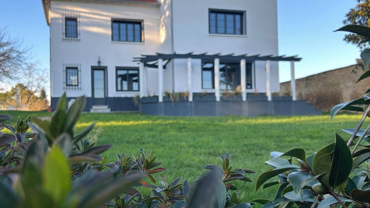 Aignan Villa | Spacious villa overlooking vineyards and mountains - Peace and quiet guaranteed!