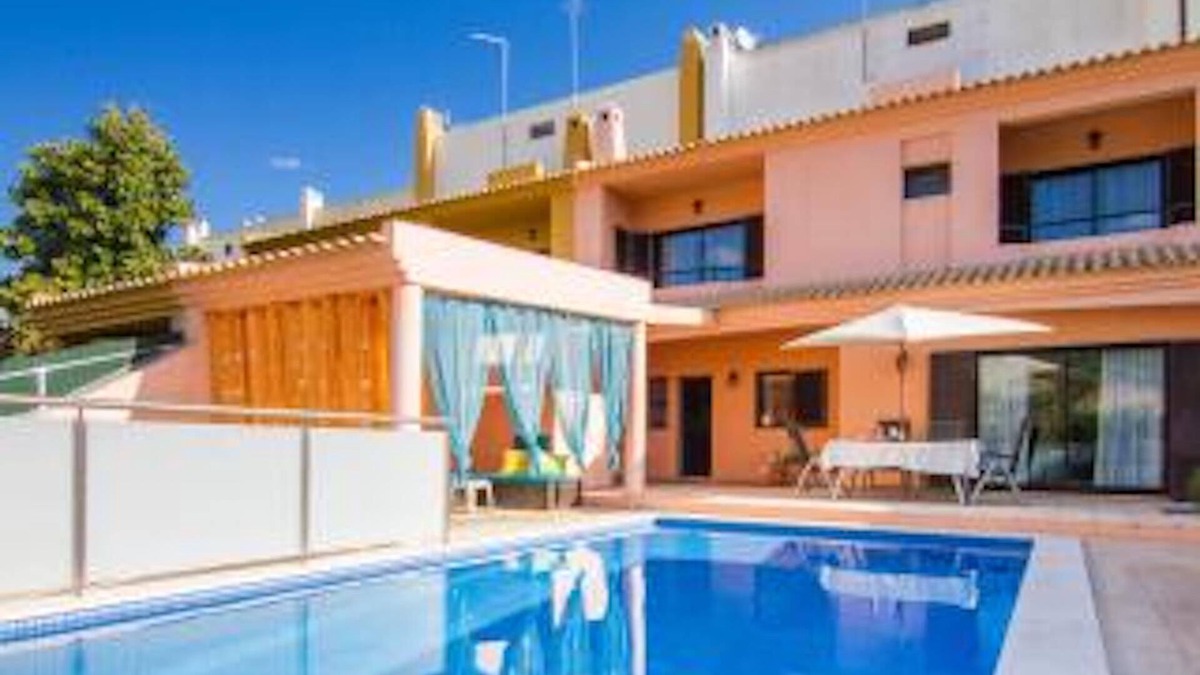 Urbanizacao dos Calicos Villa | Spacious Villa near Old Town, Private Pool, not overlooked, BBQ, Super-Fast WiFi