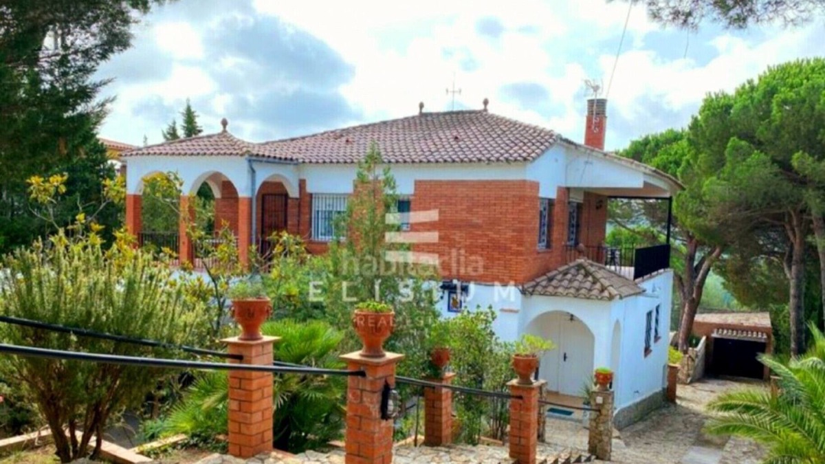 Vidreres Villa | Spacious villa sleeps 20, swimming pool, tennis court, mini-golf course, garden, barbecue,.