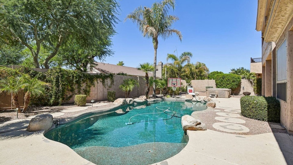 Arabian Crest Villa | Spacious Villa w/Heated Pool & Jacuzzi Sleeps 14