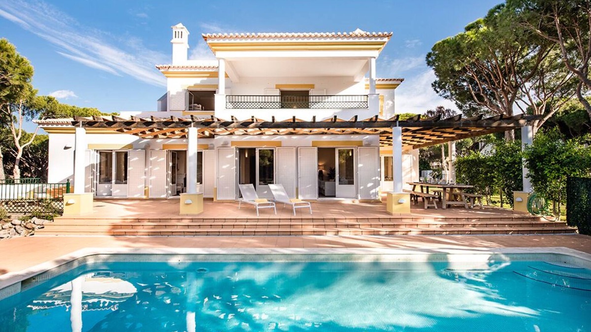 Altura Villa | Spacious villa with pool in Praia Verde walking distance to beach with free wifi
