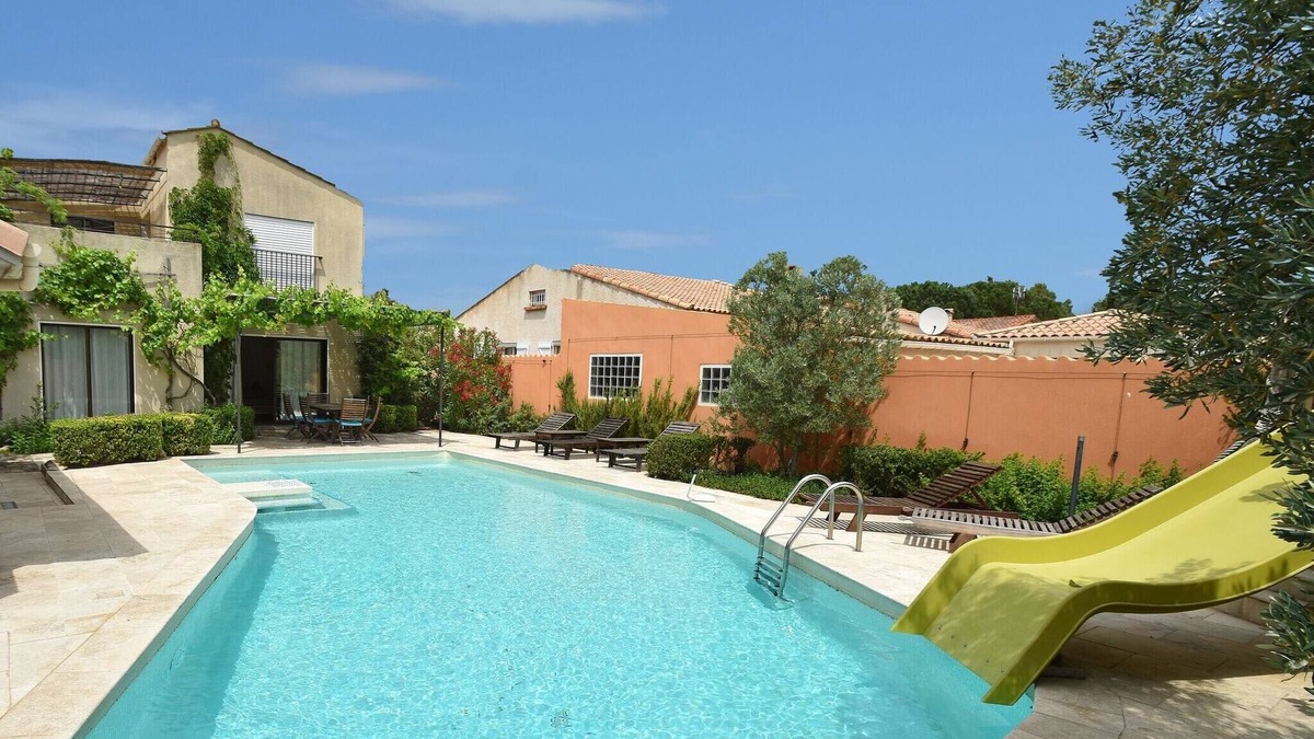 Canet Villa | Spacious villa with heated pool with super slide between the beach and lake