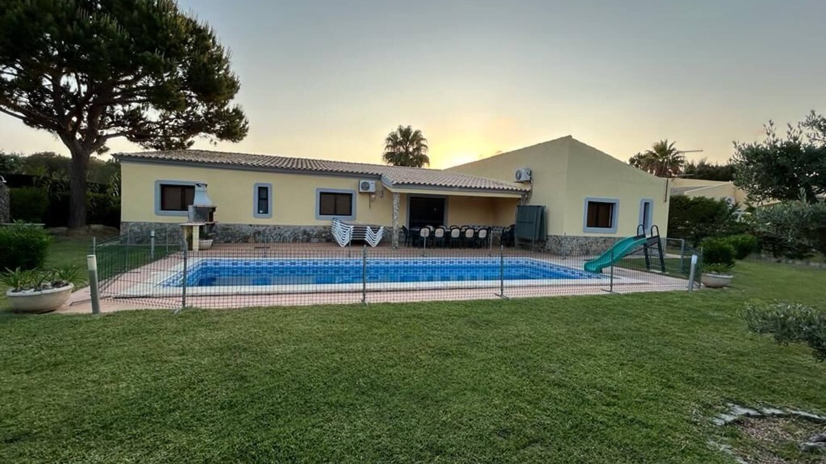 Almancil Villa | Spacious villa with large garden & private pool-quiet area near Quinta do Lago