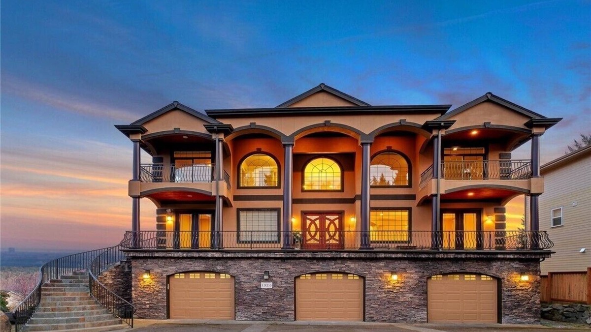 Gig Harbor Villa | Spacious Villa with Indoor Sauna, Outdoor Hot tub, Mountain & Water views!
