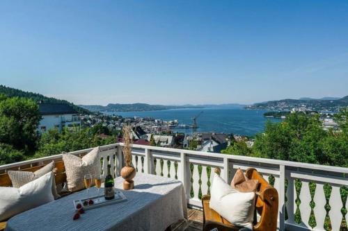 Laksevag Villa | Spacious villa with view - 5BR - FREE parking - Great Wi-Fi