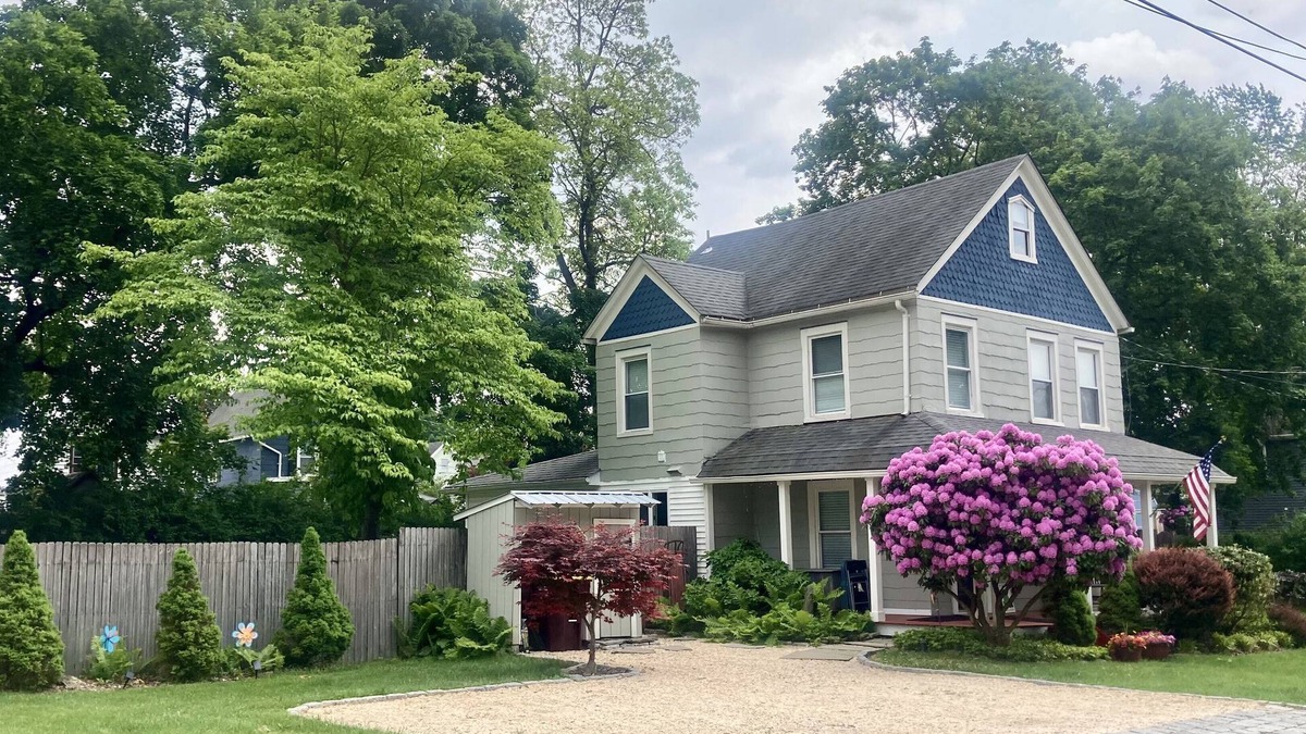 Warwick House | Spacious Village Gem, Family friendly