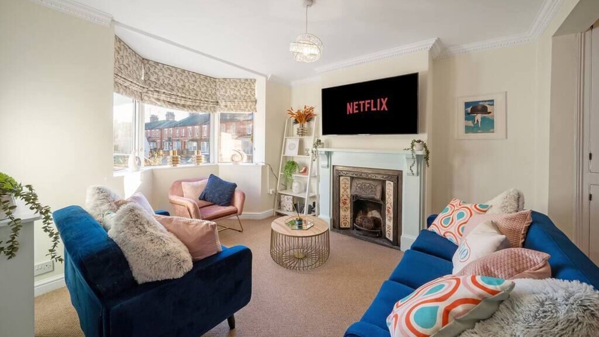 Cirencester House | Spacious w/Garden Heart of the town Wi-Fi Smart TV