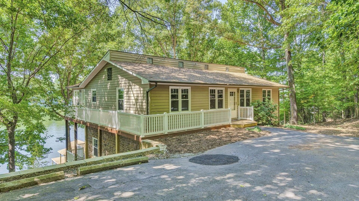 Goodview House | Spacious waterfront house w/deck, fire pit & grill, dog-friendly