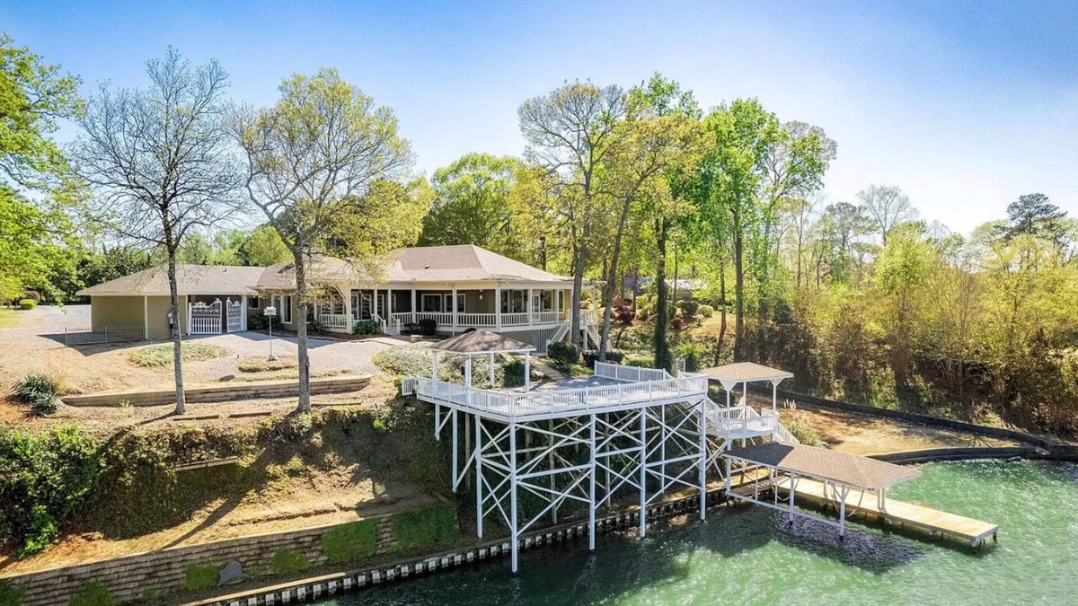 Wetumpka House | Spacious Waterfront House with dock on beautiful Lake Jordan