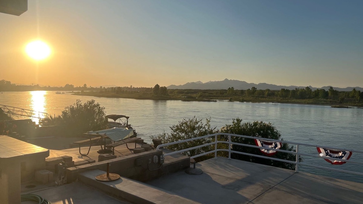 Blythe House | Spacious Waterfront Property on The Colorado River with your own Dock and Beach!