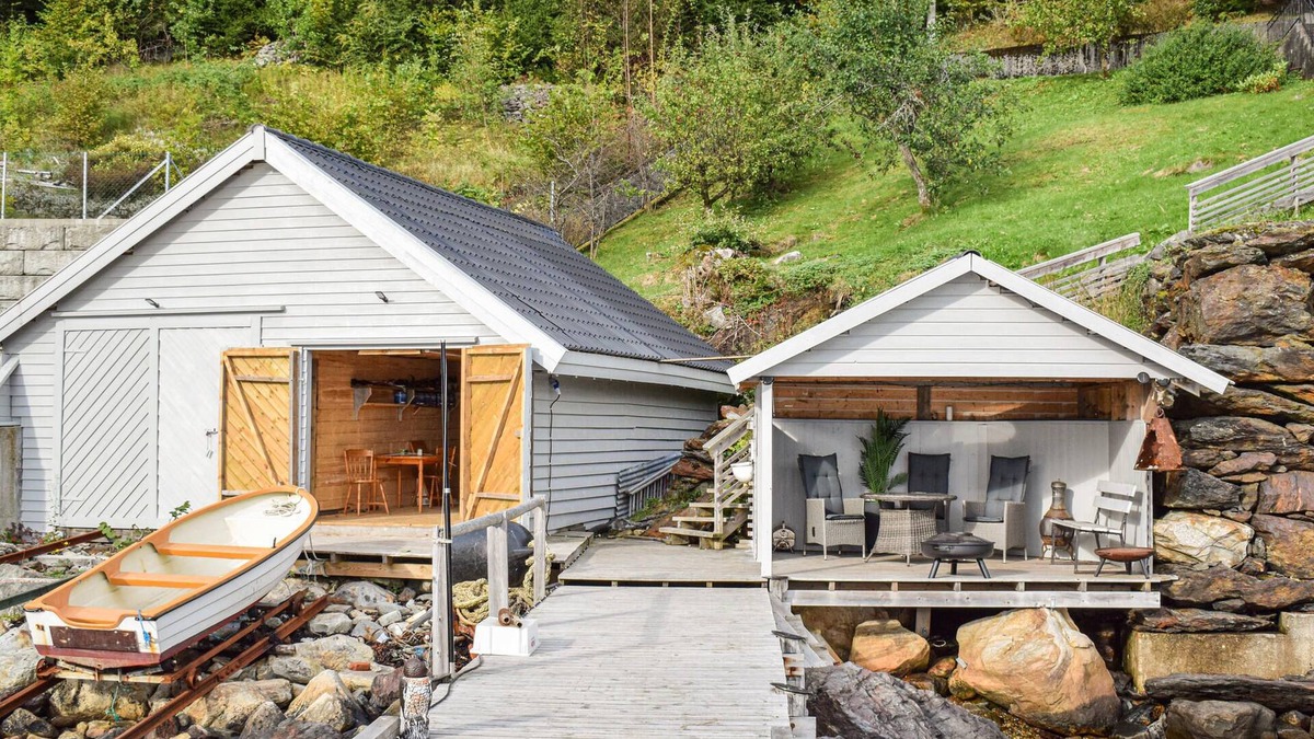 Kvam Apartment | Spacious, welcoming apartment with its own boat and fantastic location on the Hardangerfjord.