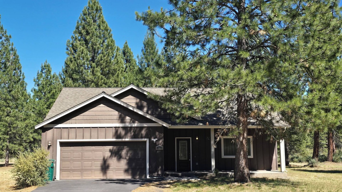 Chiloquin House | Spacious Western Home on 2 acres in the Pines close to Crater Lake