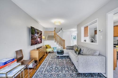 Whitby House | Spacious Whitby Haven 3BR Home and Parking