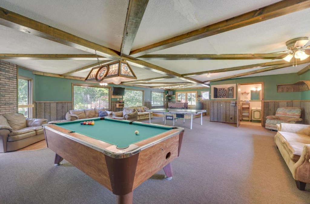 Winter House | Spacious Winter Retreat with River Access and Kayaks!
