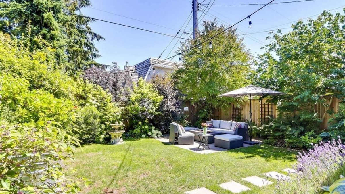 Dunbar House | Spacious Yard Two Bedroom Suite