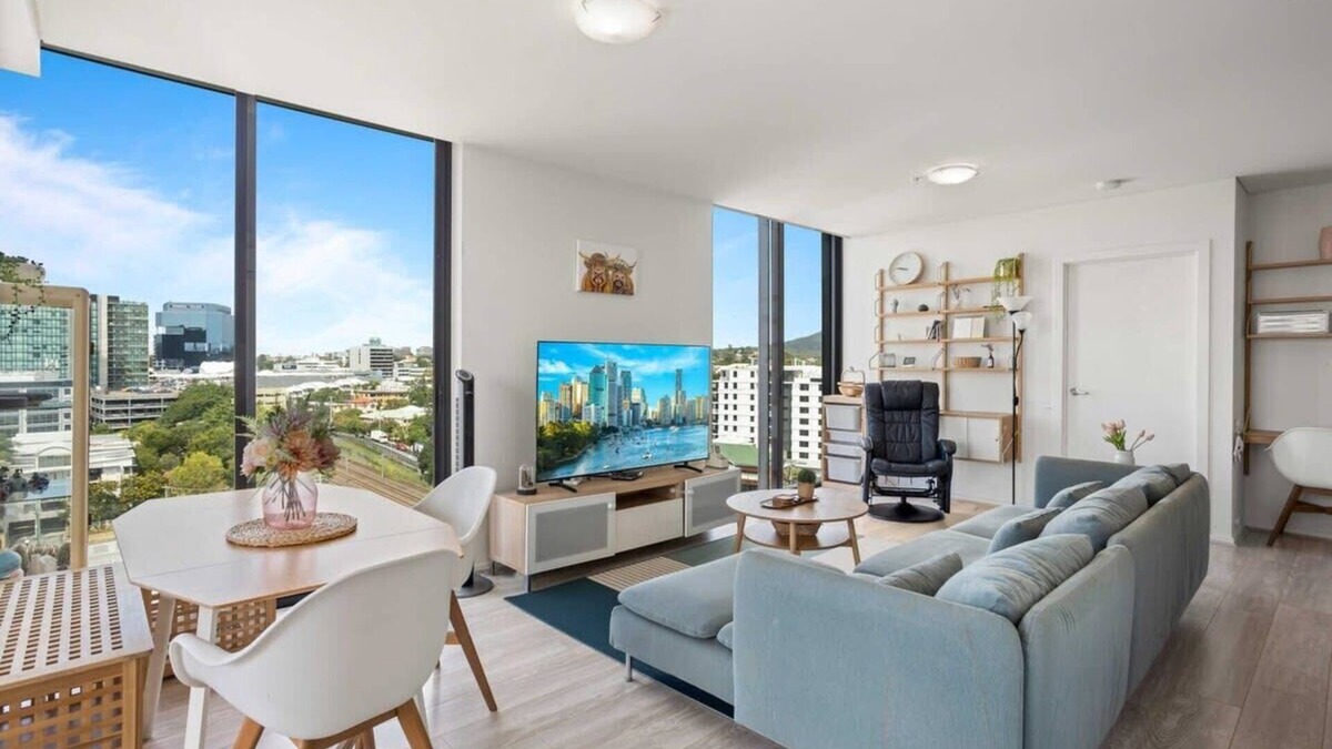 Toowong Apartment | Spaciously Bright 1-Bed Apartment