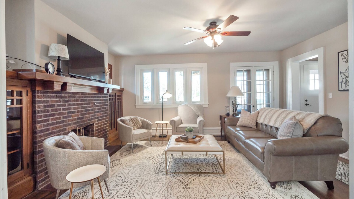 Waupaca House | Spanish Charm 4bed/3bath Downtown Waupaca!