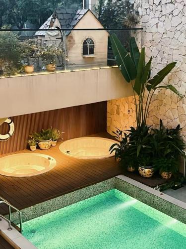 Longmen County Cabin | Spanish Garden Hot Spring Villa