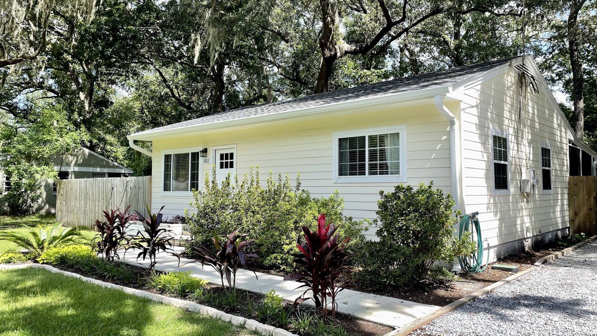 Port Royal Cottage | Spanish Moss Cottage: pet friendly getaway on the beautiful Spanish Moss Trail!