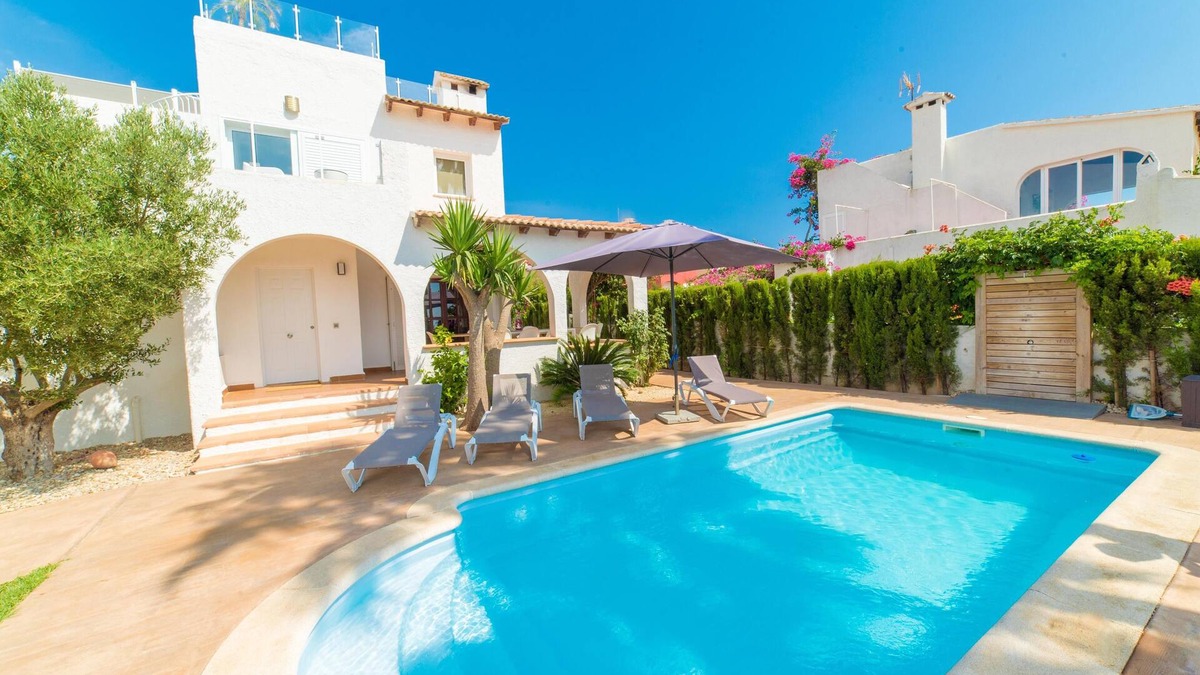 Badia Blava House | 🌴 Spanish villa with all-year wellness comfort 🌴