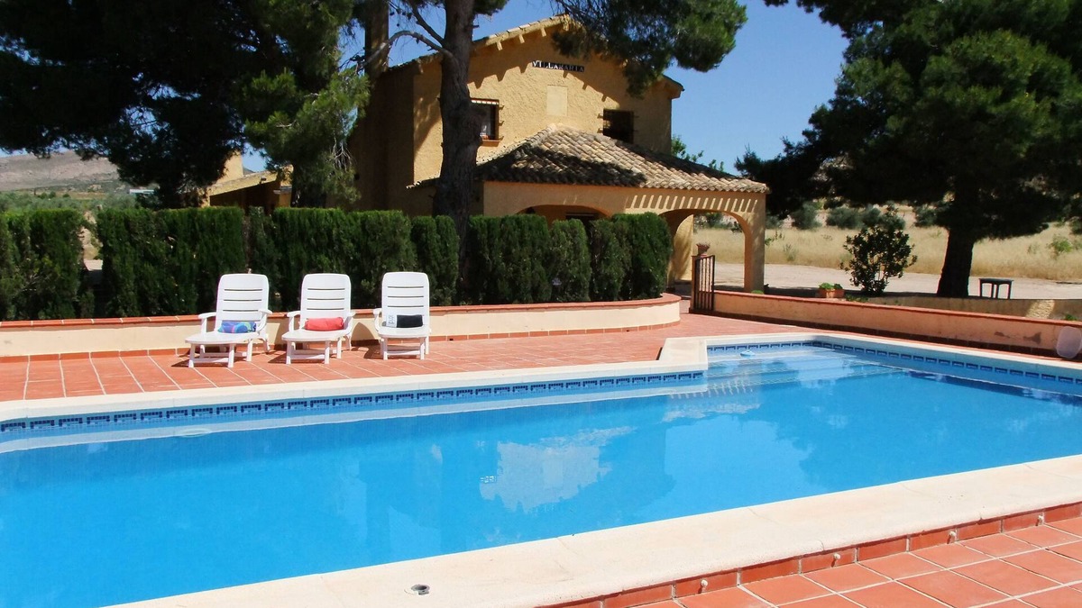 Yecla Cottage | SPANISH VILLA WITH PRIVATE POOL, WIFI, 50 MINUTES FROM THE BEACH