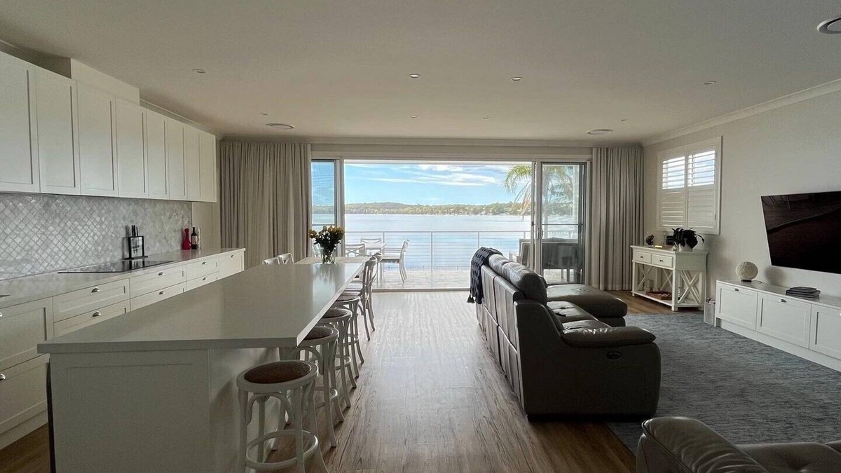 Bonnells Bay House | Sparkle by the Lake at this peaceful direct waterfront luxury home