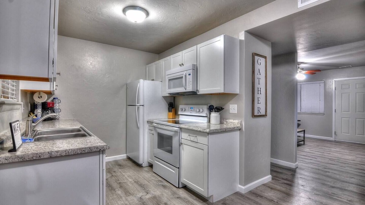 Grand Junction House | Sparkling Clean Modern Townhome! Pet Friendly, Fast WiFi
