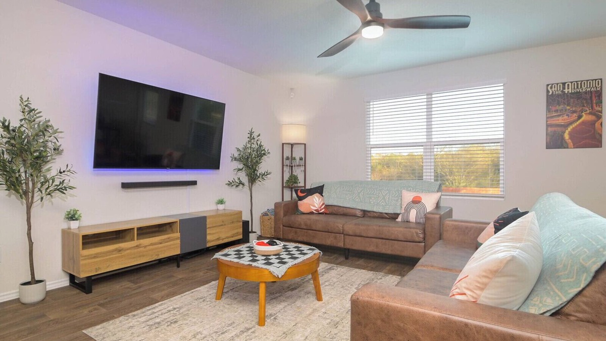 Medina Valley House | Sparkling New 4 Bedroom Family Retreat near Sea World, Lackland AFB, & Six Flags