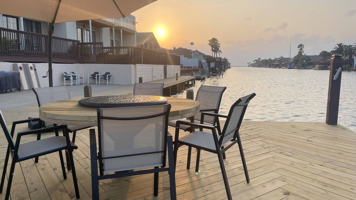 Corpus Christi Apartment | Sparkling Waterfront! Pool/Spa 1BR King Brand NewnBrand New Docks and Slips