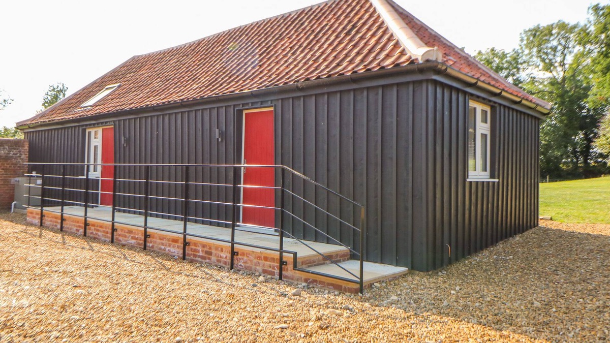Foxley Cottage | SPARROW BARN, pet friendly in Reepham, Norwich